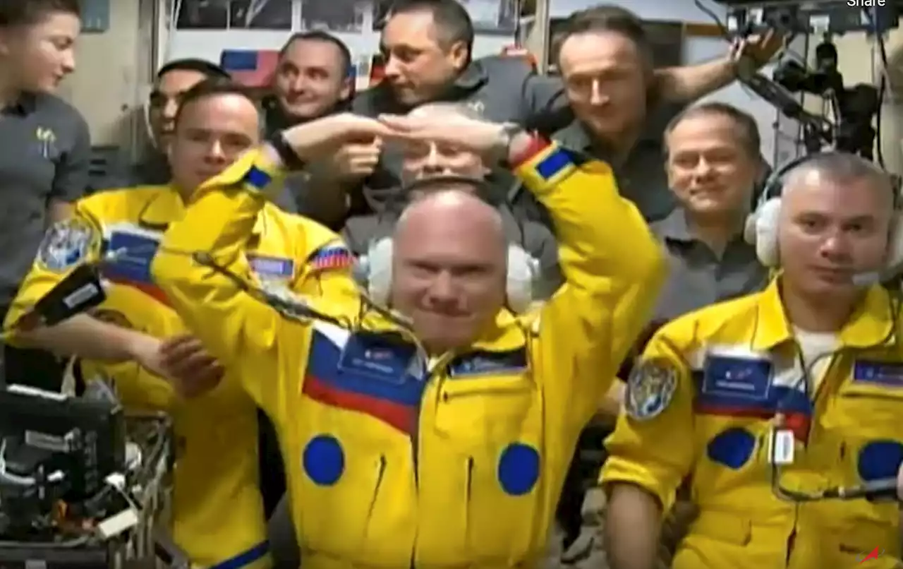 Russian Cosmonauts Say Yellow and Blue Suits Are Not Inspired by Ukrainian Flag