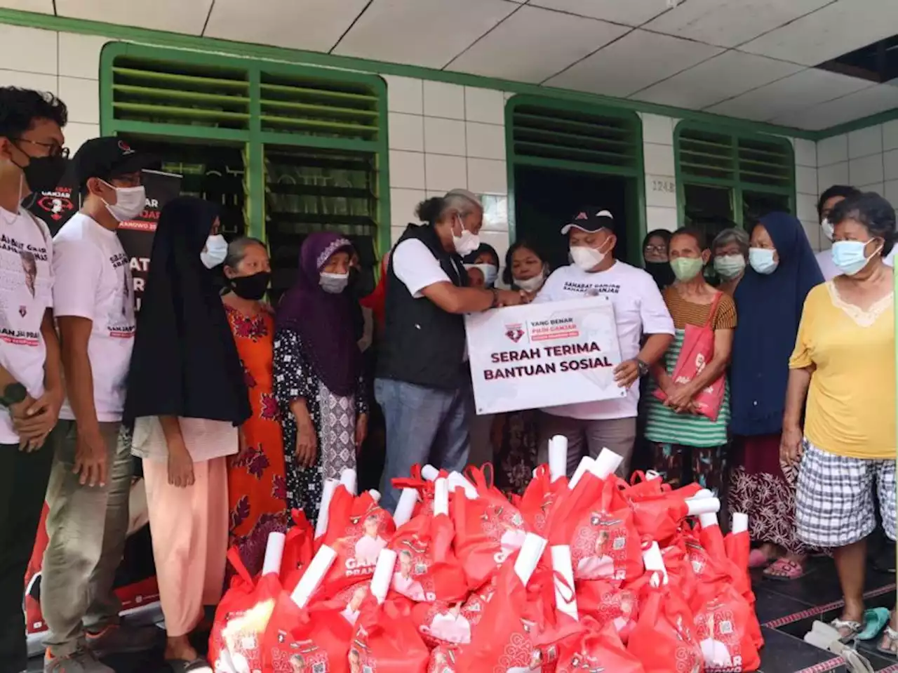 Sahabat Ganjar Bagikan Sembako dan Gelar Aksi Larisin Modalin Pelaku UMKM di Sumut