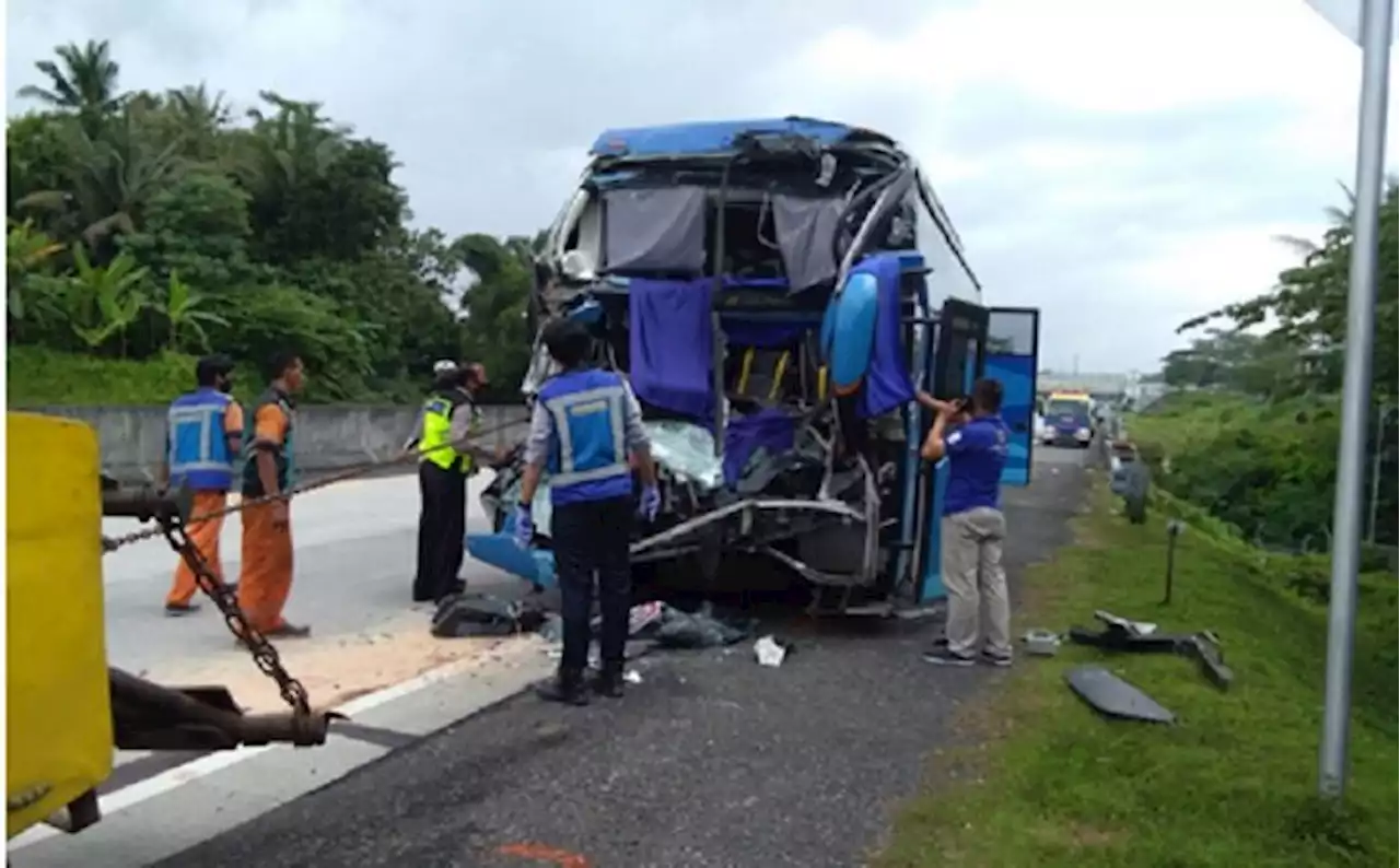 Bus Tabrak Truk di Tol Boyolali, 1 Meninggal Dunia