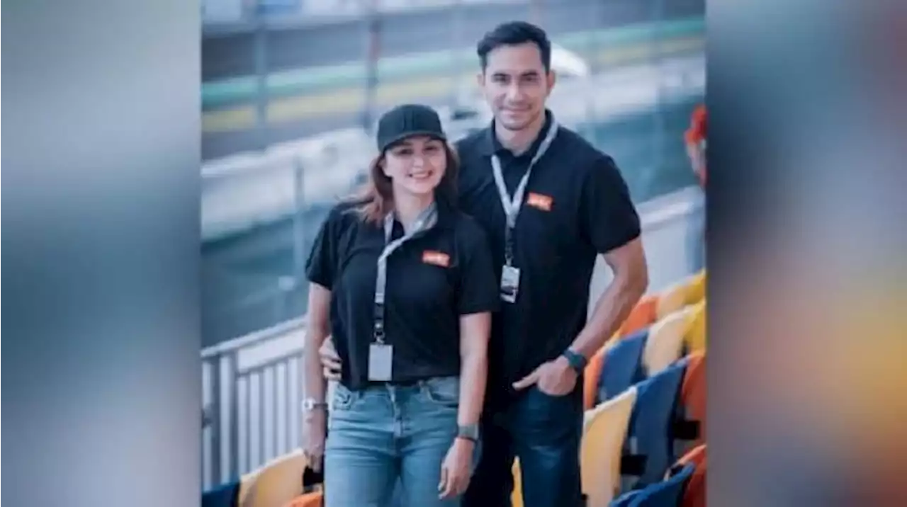 Gaya Sporty Donna Agnesia dan Darius Sinathrya saat Nonton MotoGP Mandalika