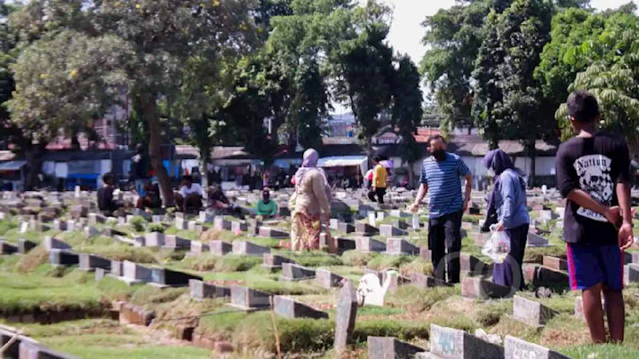 Menjelang Ramadan, Warga Beramai-ramai Ziarah Kubur