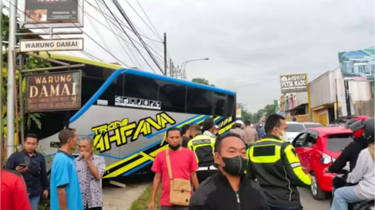 Diduga Rem Blong, Bus Pariwisata Tabrak Tiga Mobil dan Warung di Malang