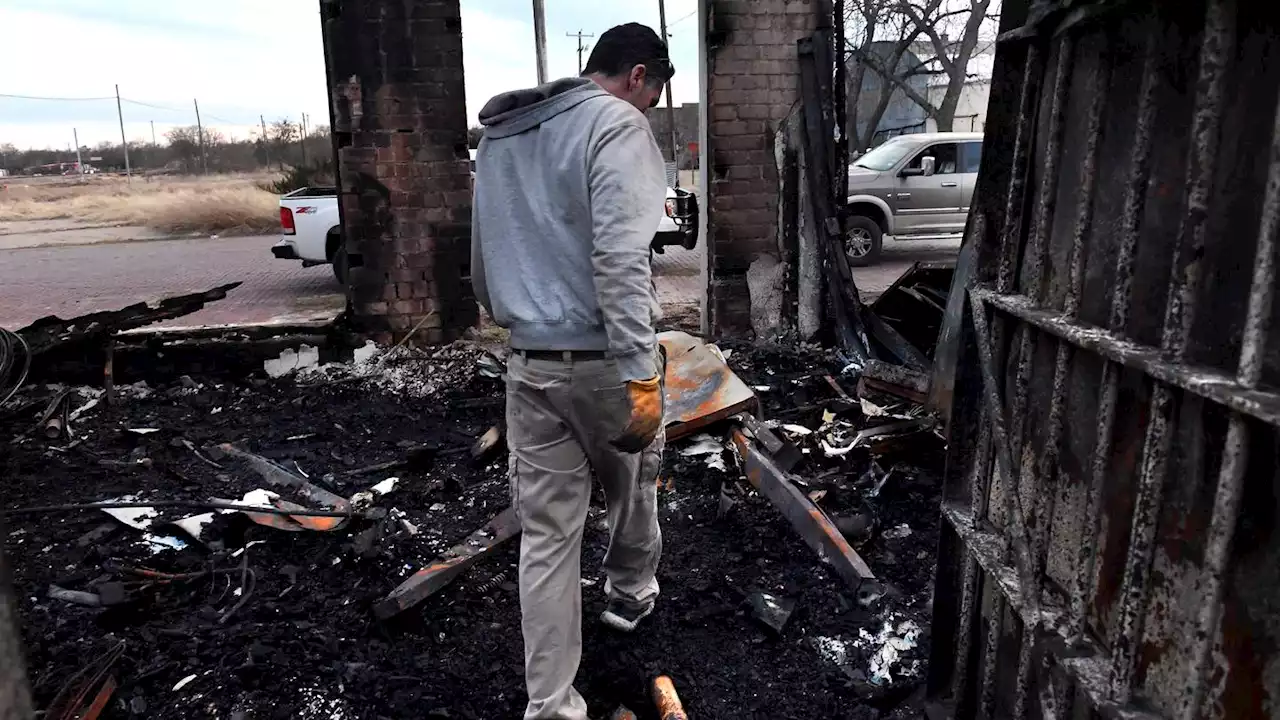 Firefighters gain ground on Texas wildfires on Saturday