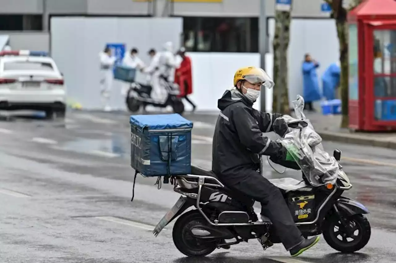 'Iron army' of grocery runners feeds Shanghai as Covid hits