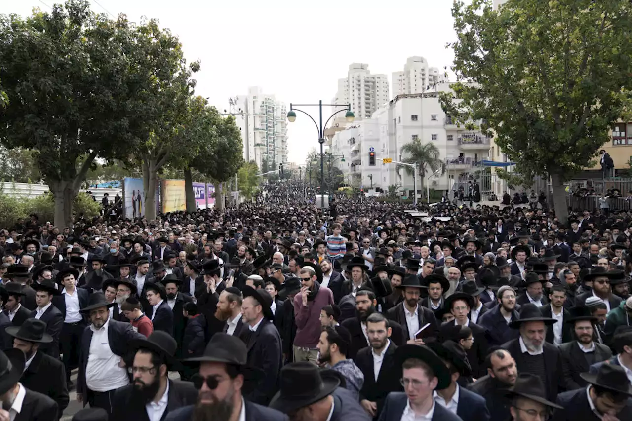 Prominent Israeli rabbi mourned by thousands at funeral