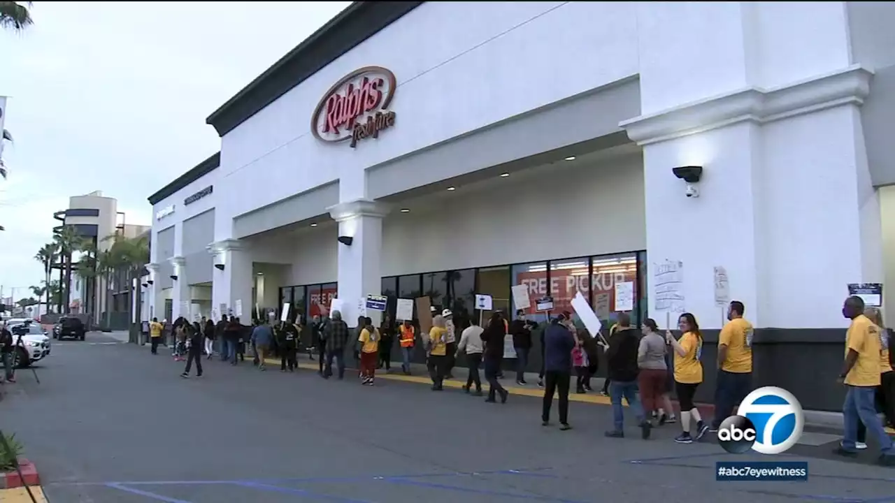 Strike vote begins for thousands of SoCal grocery workers amid negotiations with owners of Ralphs