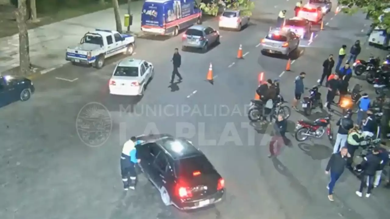 Arrastró a un inspector de tránsito para evitar control vial, se fugó y luego lo detuvieron