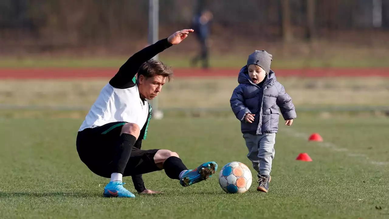 Hannover 96: Sohn Damian (2) dribbelt Papa Mike Frantz (35) aus