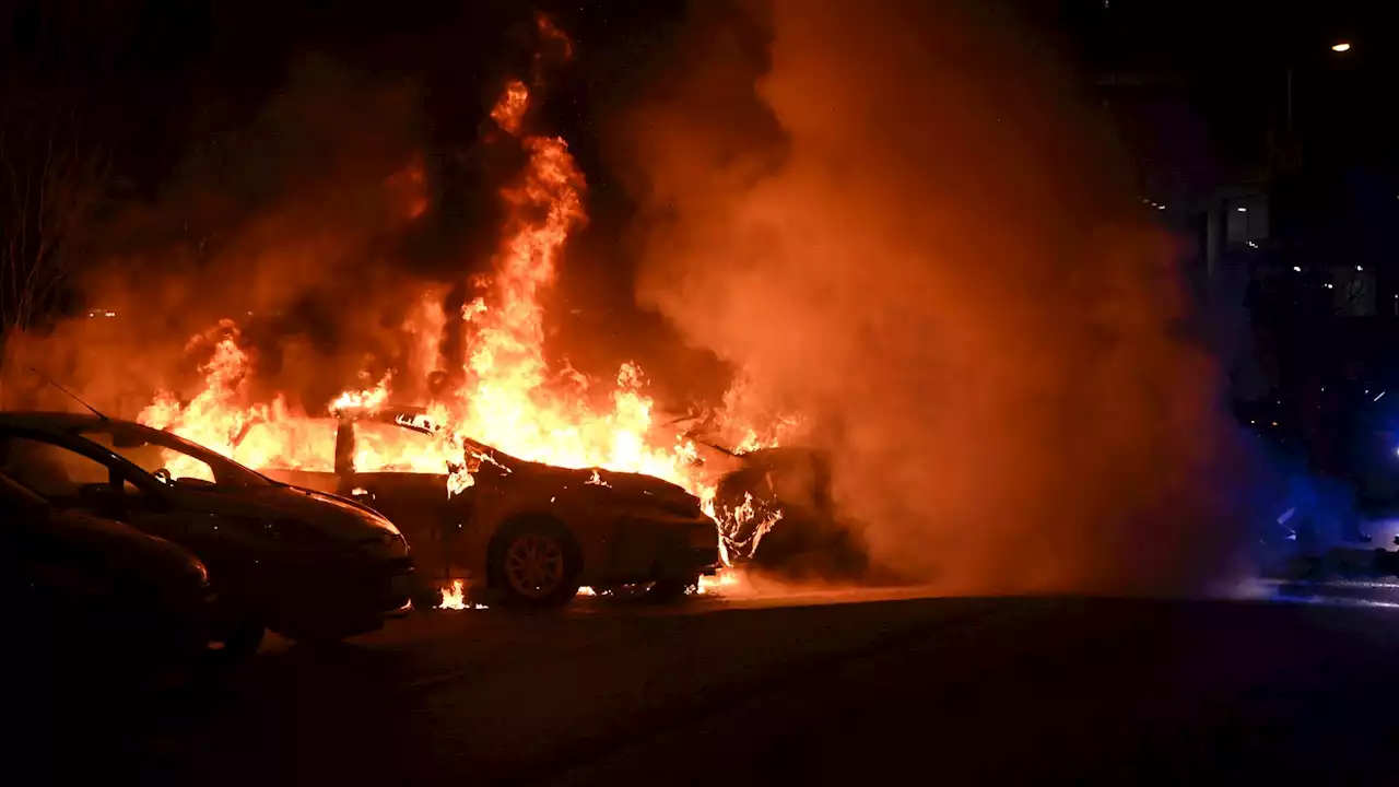 Mehrere Autos gehen in Berlin-Fennpfuhl in Flammen auf