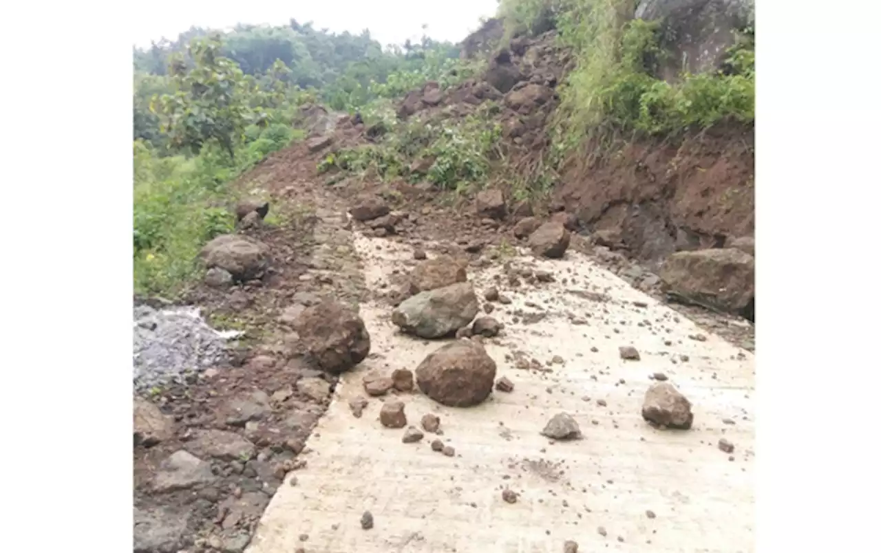 Tiga Hari, Material Longsoran Masih Tutup Jalan Penghubung Wonogiri-Pacitan