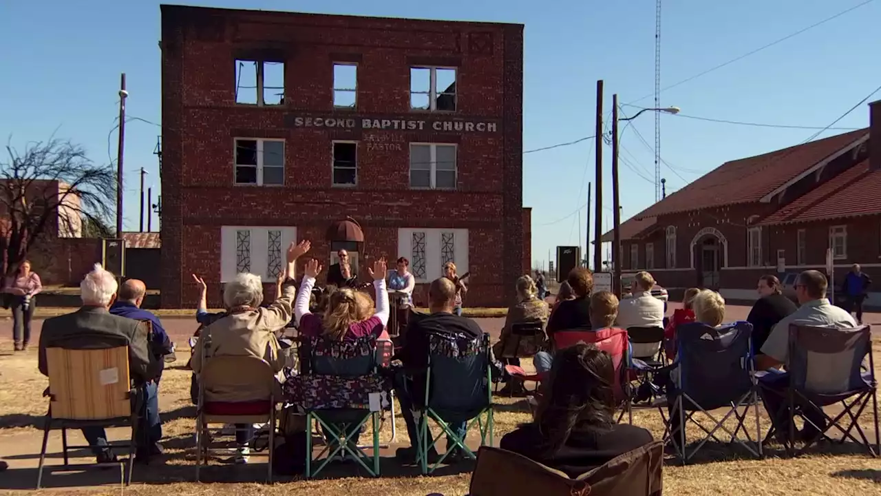 Church Destroyed by Eastland Complex Wildfire Holds Lawn Chair Sunday Service