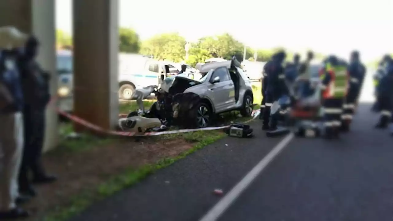 Man killed after crashing into concrete bridge barrier in Durban | Witness