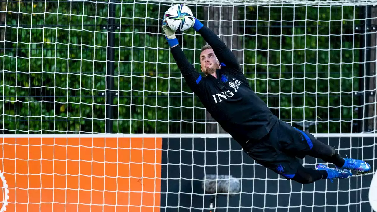 Van Gaal kiest voorlopig voor keeper Flekken in nieuw Oranje-systeem