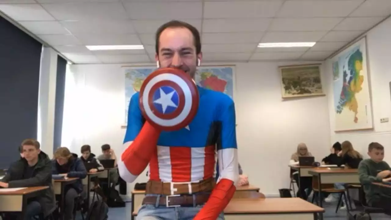 Youri staat als Captain America voor de klas: 'Het pakje zit wel wat strak'