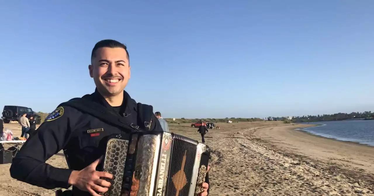 Video of SDPD officer playing accordion with musicians on Fiesta Island goes viral\r\n\r\n