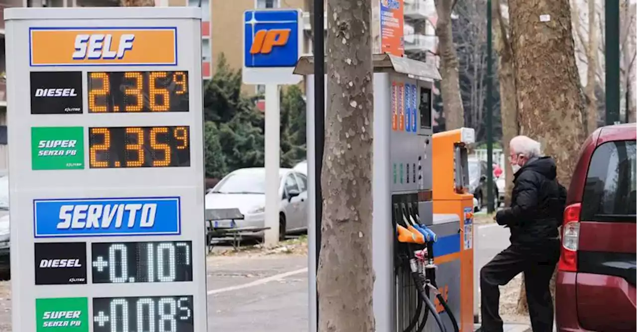 Benzina giù di 25 cent al litro, ecco da quando scatta lo sconto