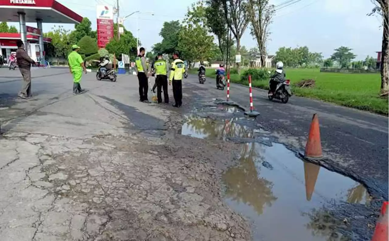 Jatuh saat Hindari Lubang Jalan, Warga Gondang Sragen Patah Kaki