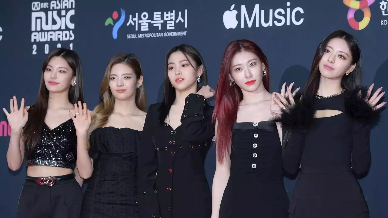 ITZY Had the Cutest Reactions to Fans' Outfits