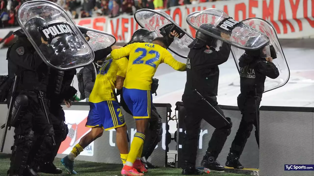 Papelón con la salida de Boca en cancha de River: debieron proteger a los jugadores de los proyectiles - TyC Sports