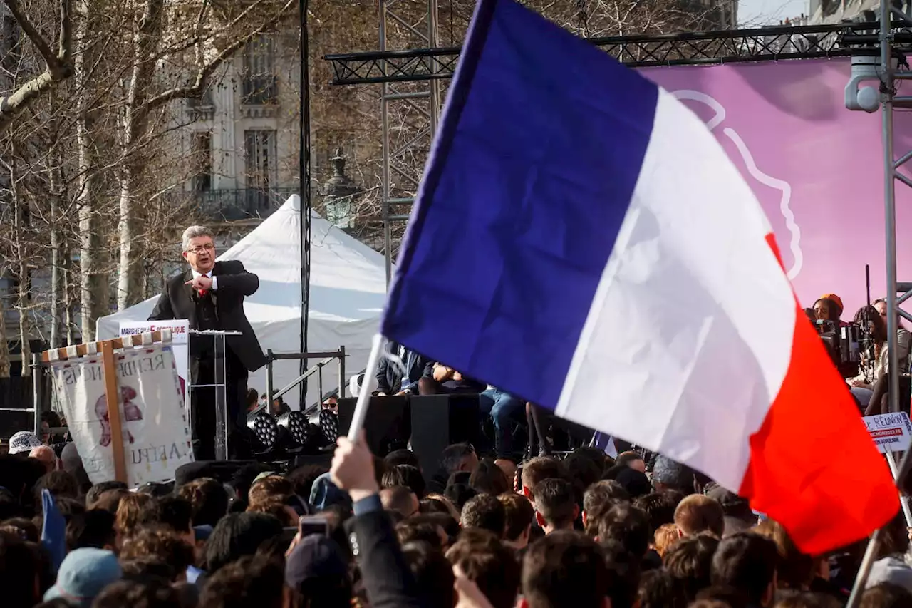 French leftist Melenchon rallies before presidential vote