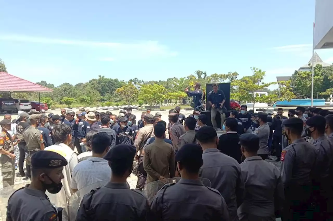 Puluhan orang demo di kantor bupati Mukomuko Bengkulu