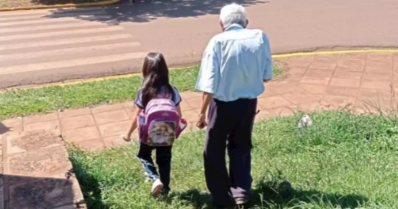 Tiene 91 años y acompaña todos los días a su bisnieta al colegio