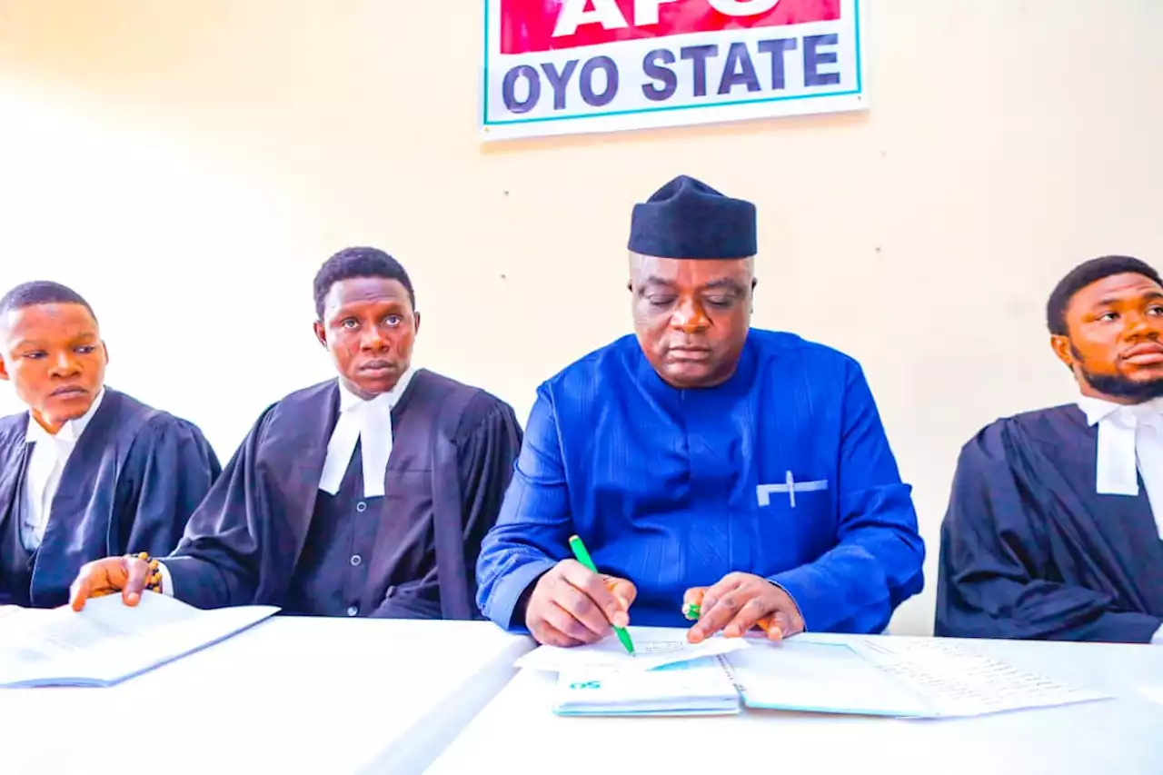 Oyo 2023: Settle disputes among aggrieved members - APC Chairman, Omodewu tells new exco [PHOTOS]