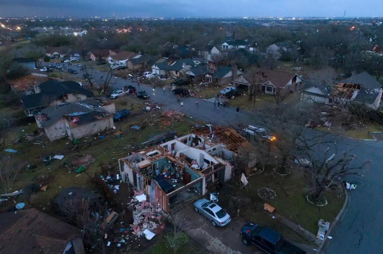 Severe storms rake Texas, Oklahoma; tornado watch in effect