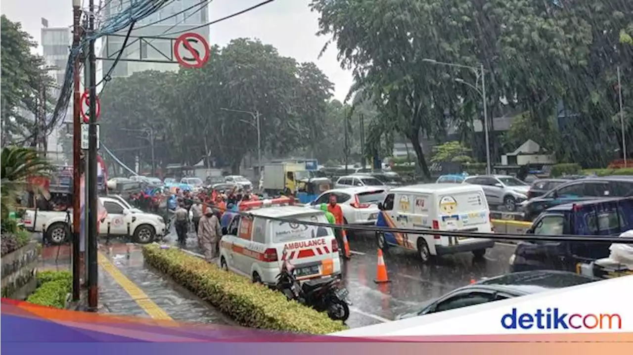 Massa Tetap Demo di Kemendag Meski Hujan, Lalin Jl Ridwan Rais Tersendat