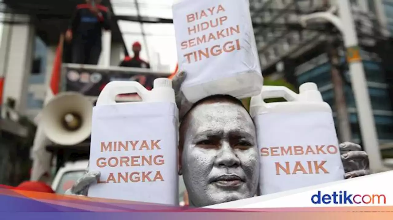 Minyak Goreng Mahal, Manusia Silver Protes di Depan Kantor Mendag