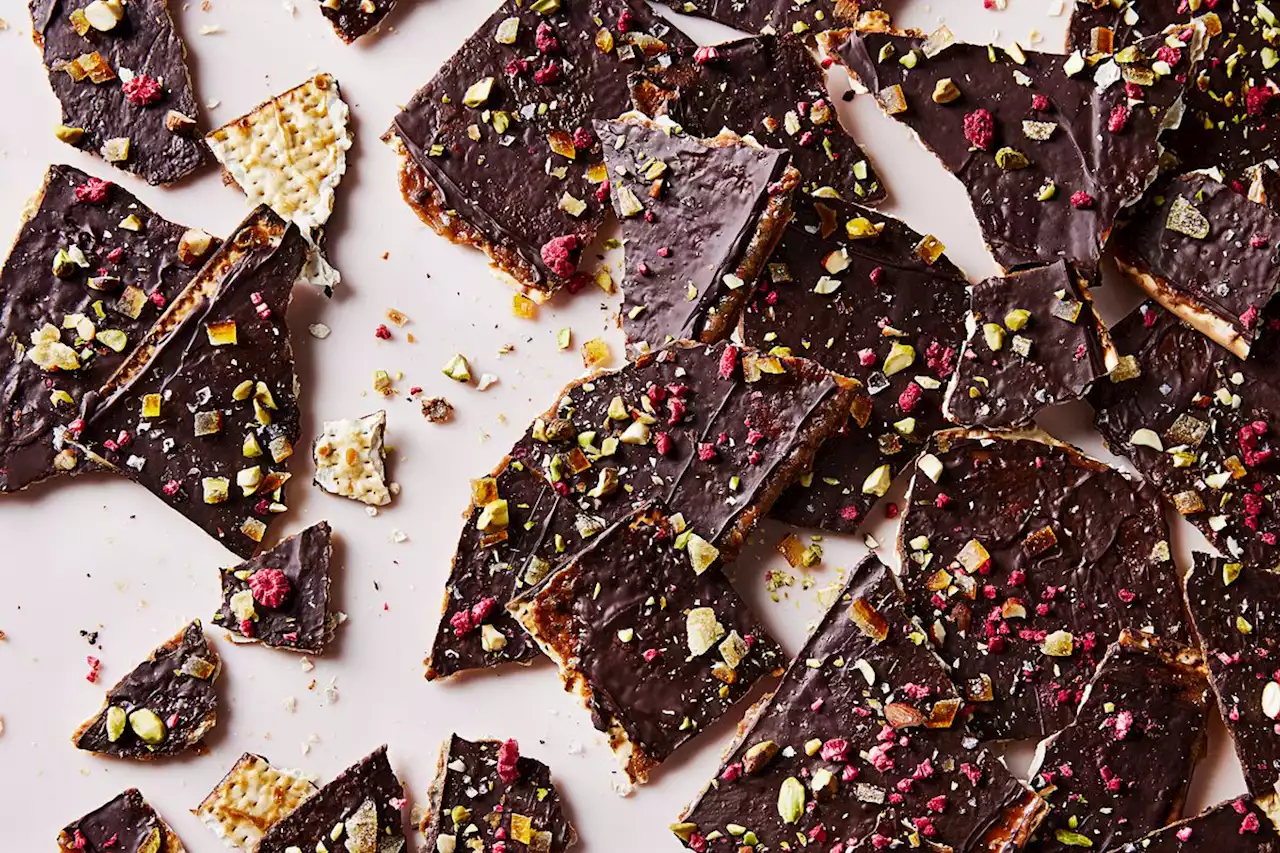 I Can't Stop Snacking on This Matzo Toffee