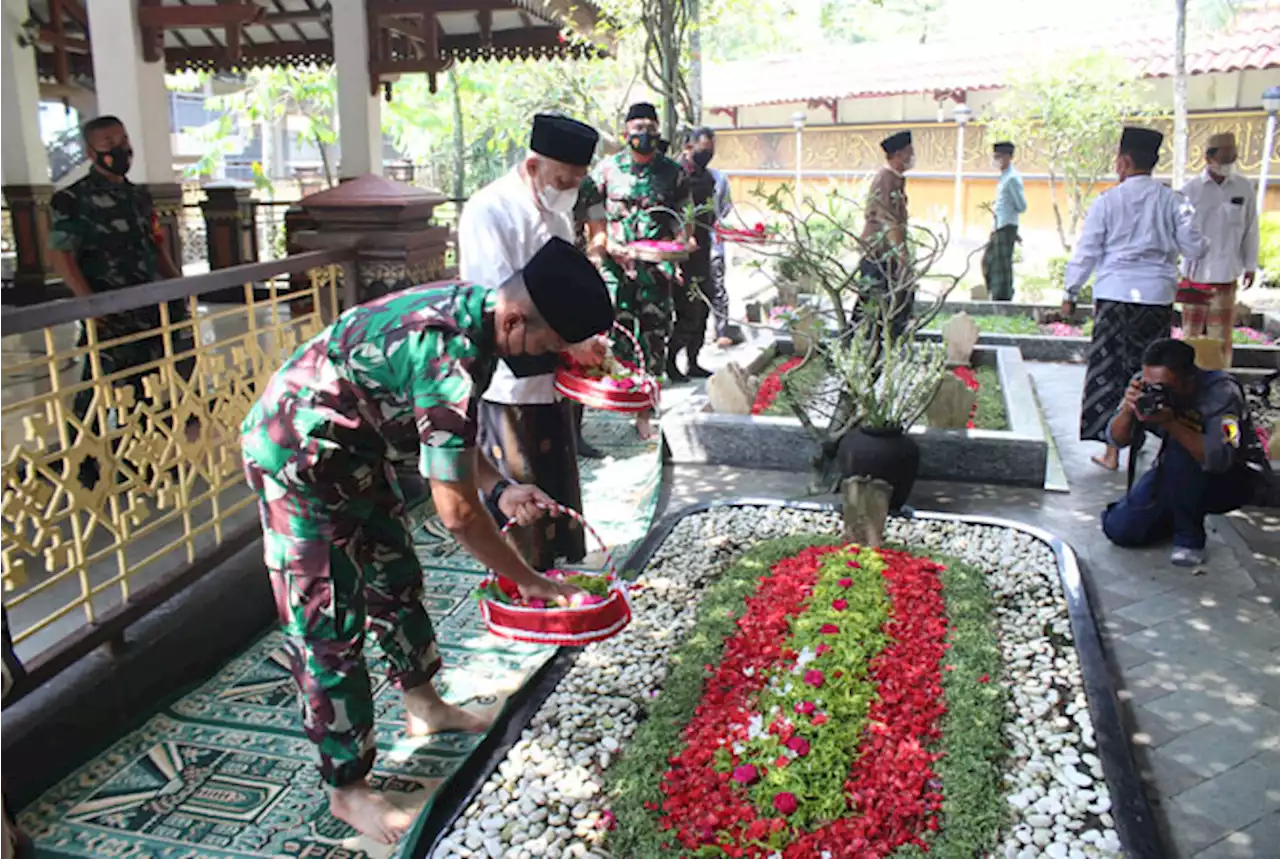 Pangdam V Brawijaya Ziarah ke Makam KH Hasyim Asy’ari