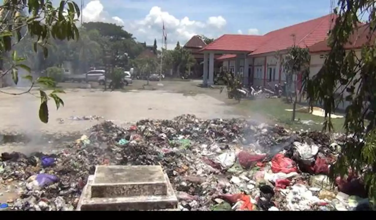 Cerita Camat Polewali Mandar Sulap Halaman Kantor jadi Lokasi Pembakaran Sampah: TPA Ditutup Warga