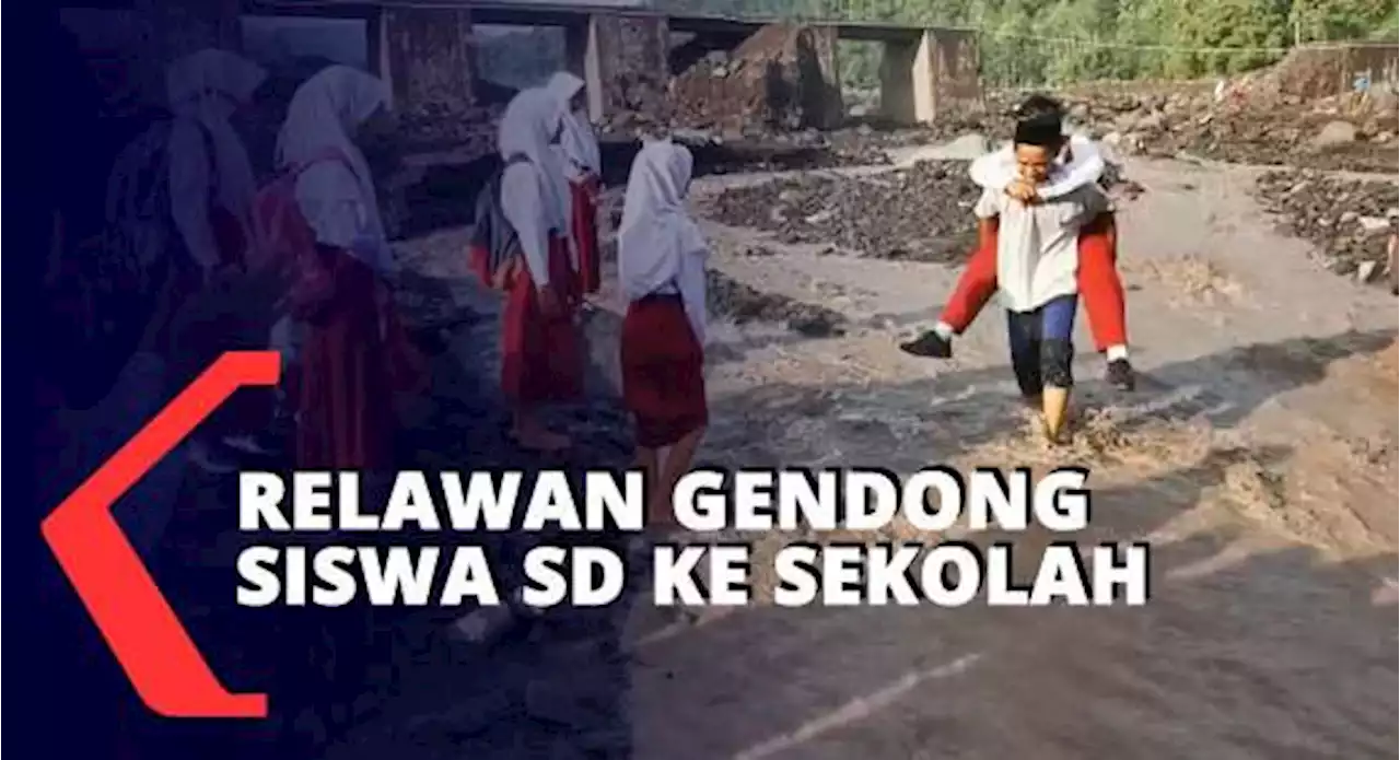 Relawan Gendong Siswa SD Seberangi Aliran Lahar Semeru