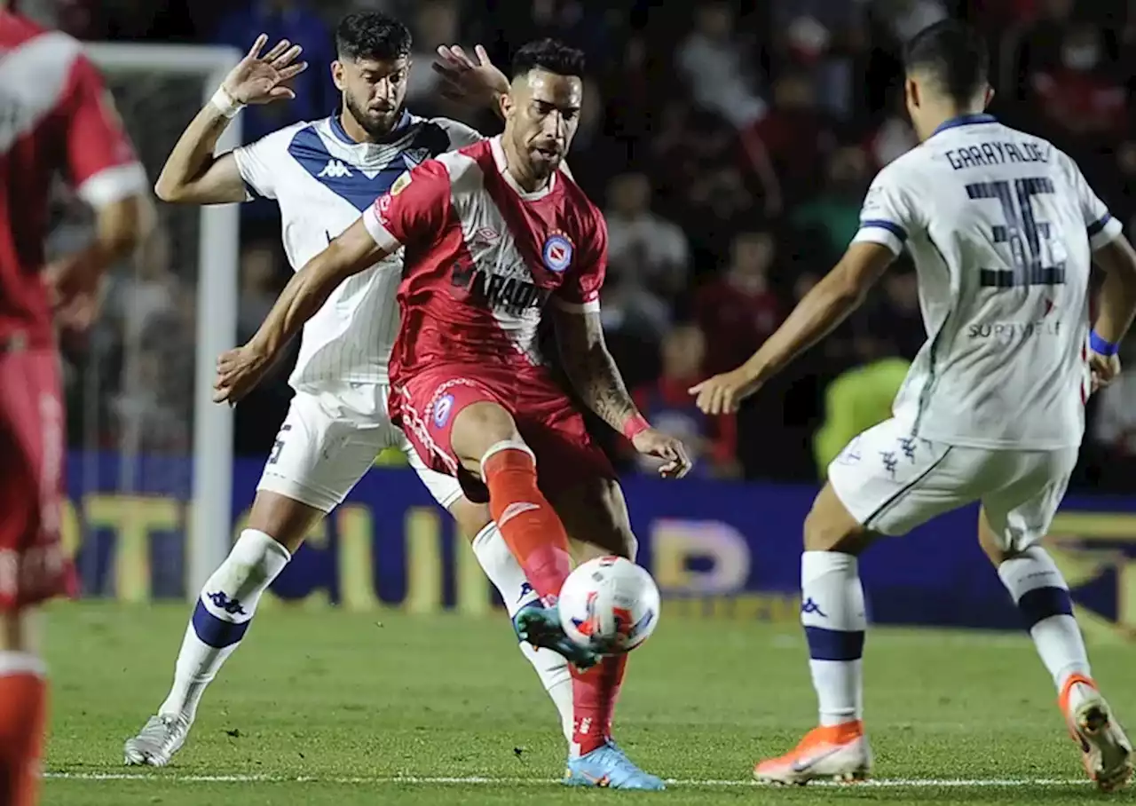 Argentinos Juniors celebró su vuelta al triunfo y empujó hacia el fondo a un Vélez sin respuestas