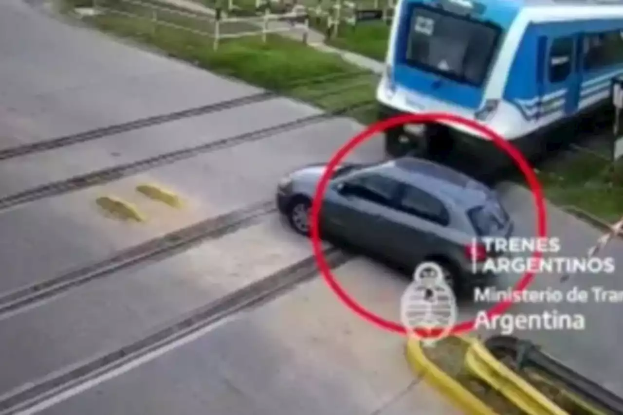 Cruzó con la barrera baja: así arrolló el tren a un auto en City Bell