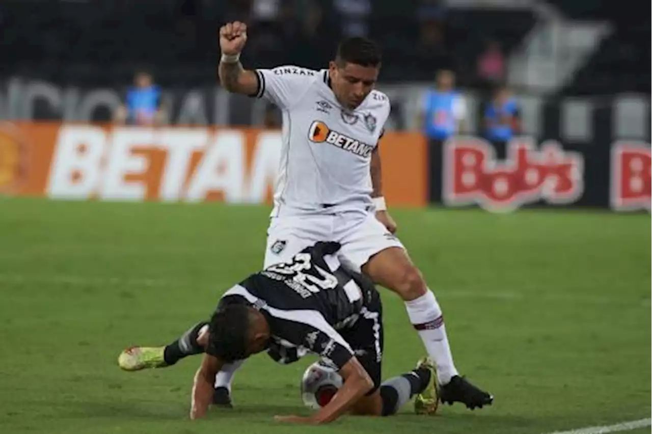 Pineida sai de ambulância do Nilton Santos após sofrer choque com Marcos Felipe na reta final do Clássico Vovô