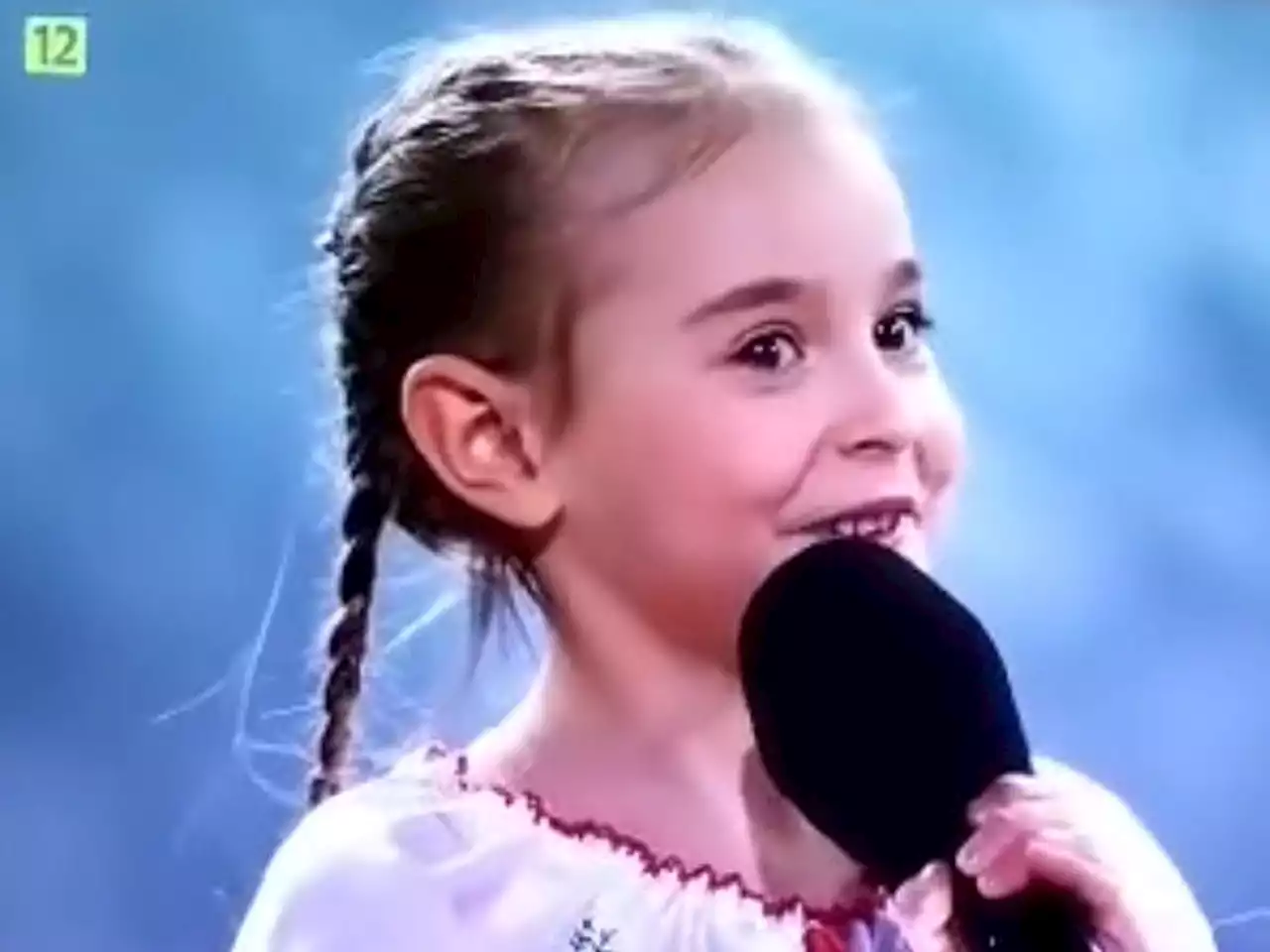 Ukrainian girl who sang 'Let It Go' in a Kyiv bunker just performed for thousands in Poland