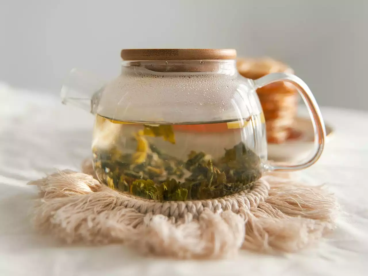 4 easy-to-forage plants you can harvest to make your own tea