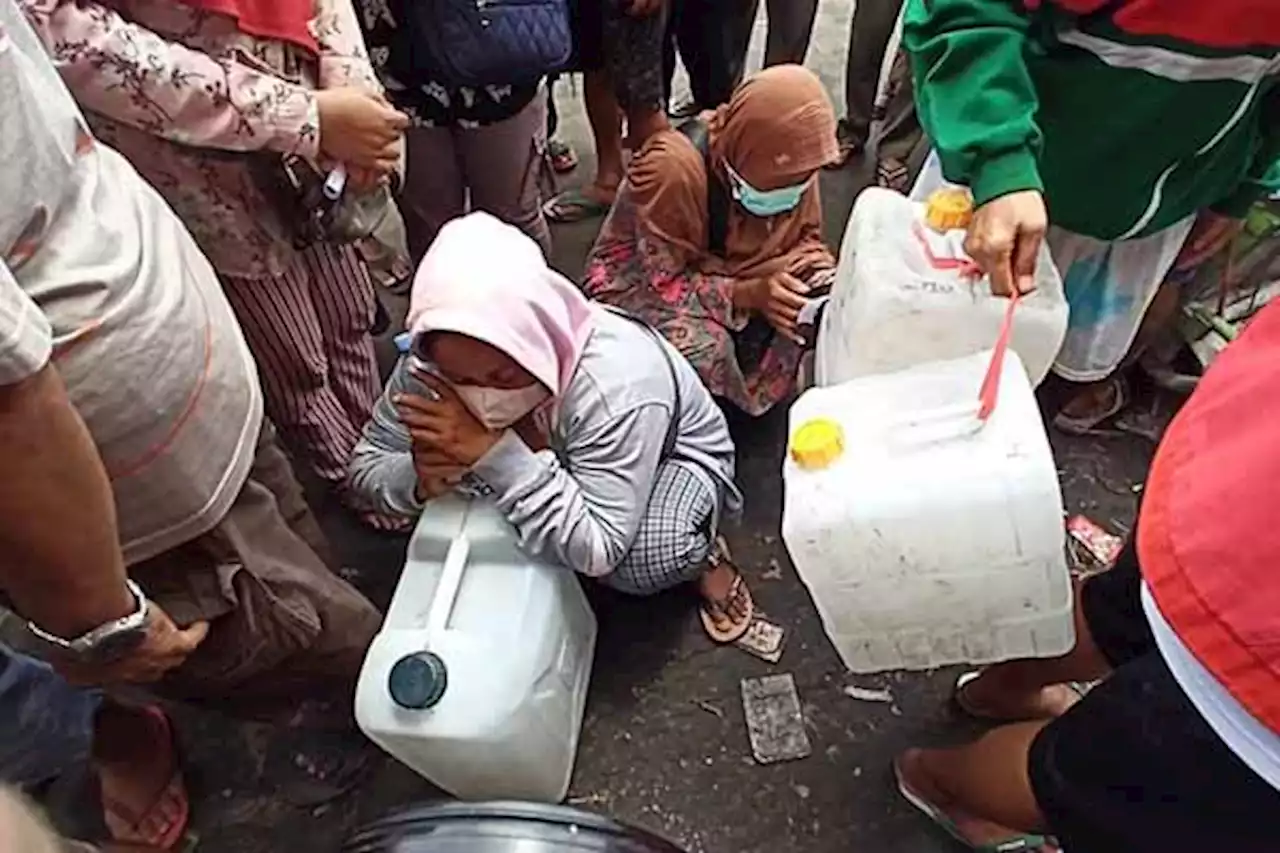 Minyak Goreng Curah Langka, Begini Antrean Warga di Pasar Legi Solo