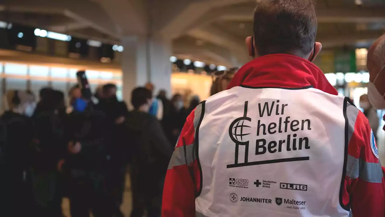 Stockbetten und Kinderbilder – neues Leben auf altem Flughafen Berlin-Tegel