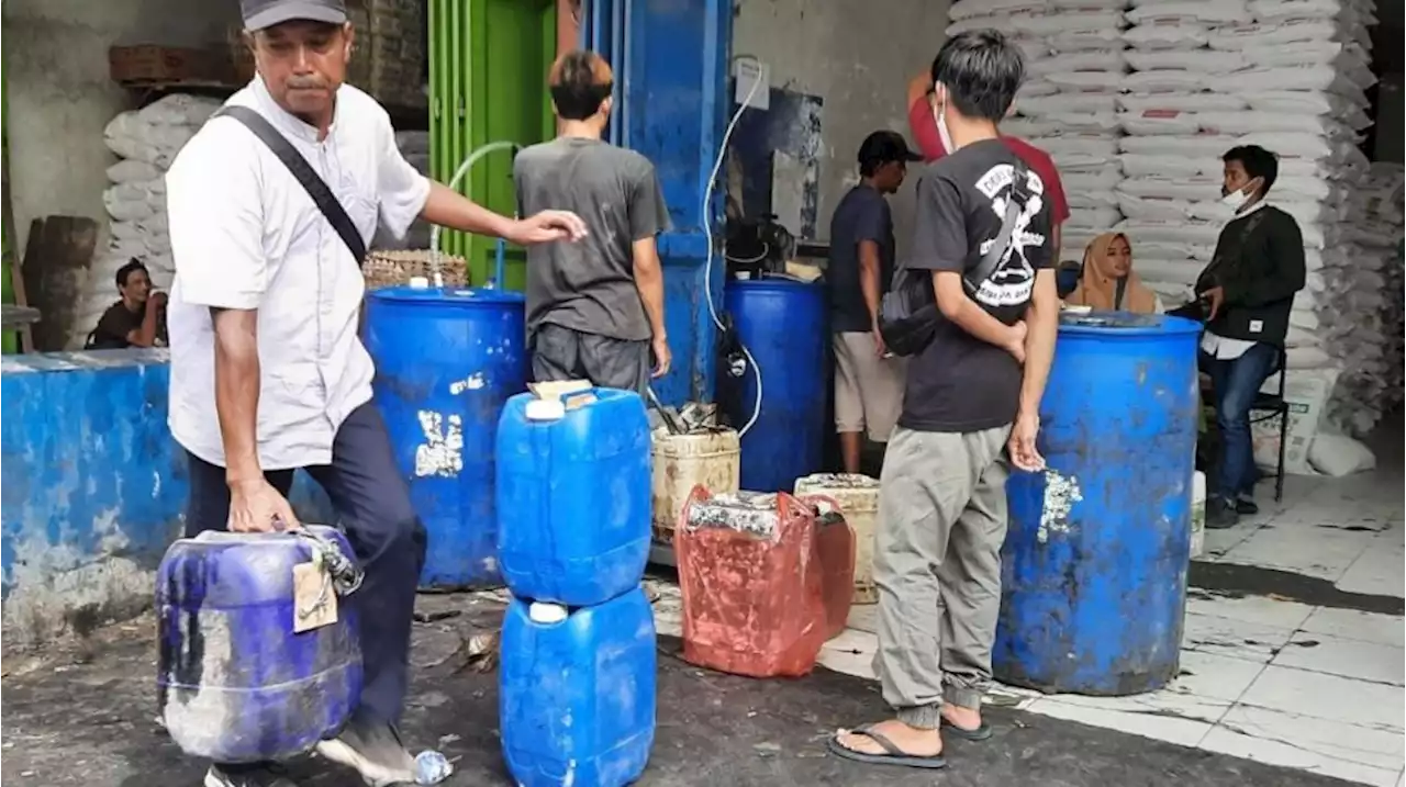 Stok Minyak Goreng Kemasan Melimpah Tapi Mahal, Warga Ramai-ramai Berburu Minyak Goreng Curah