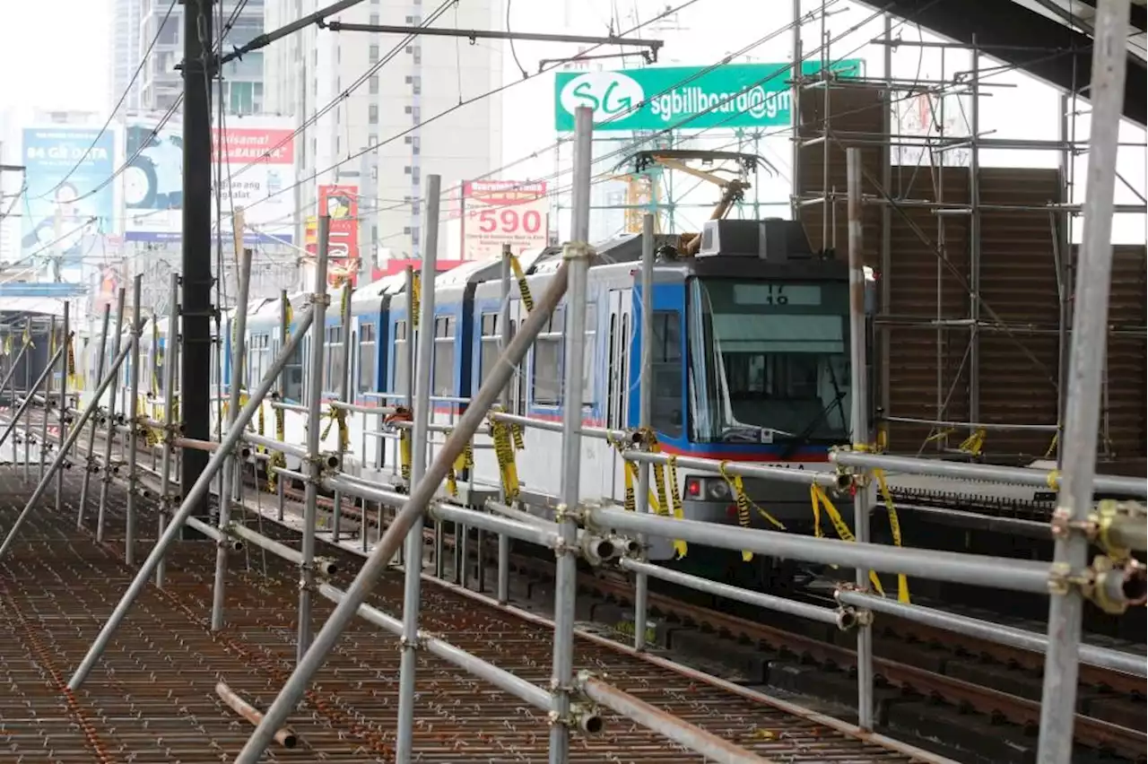 Duterte unveils rehabilitated MRT3