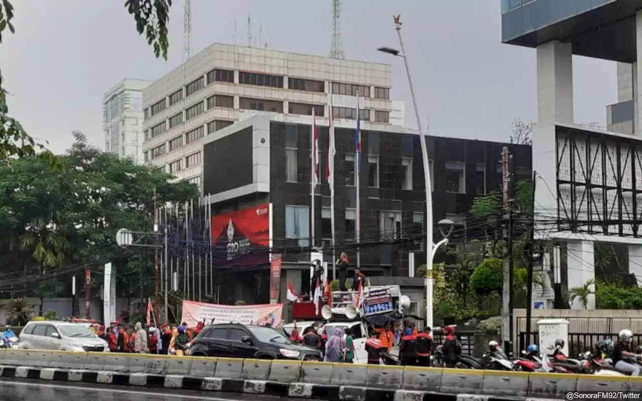 Buruh Geruduk Kantor Mendag, Tuntut Turunkan Harga Minyak Goreng dan Setop Penjualan Minyak Curah