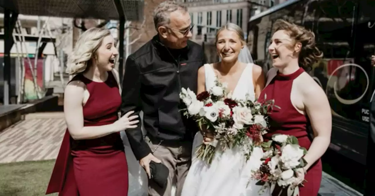 Tom Hanks surprises bride, poses for pictures