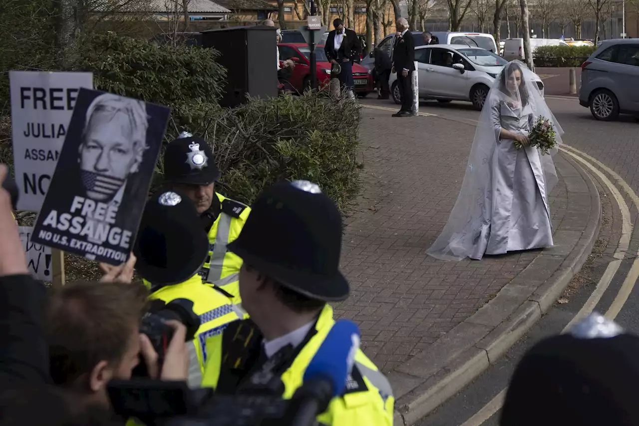 WikiLeaks' Assange weds fiancée in London prison ceremony