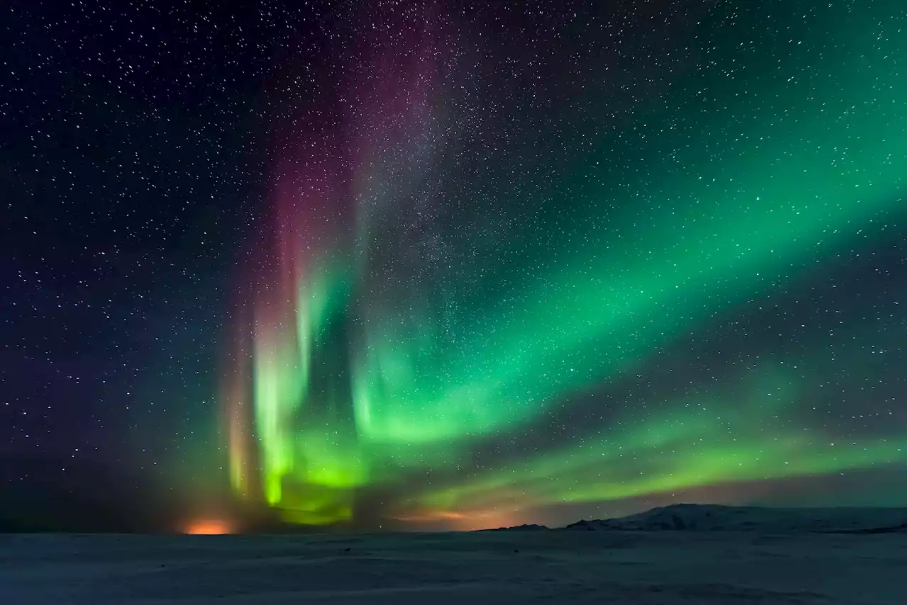 Dazzling photo shows 2 night sky phenomena that look like a sci-fi movie