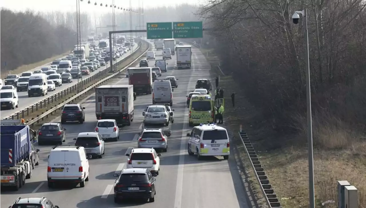 Kø på motorvej efter uheld: Politiet er på vej