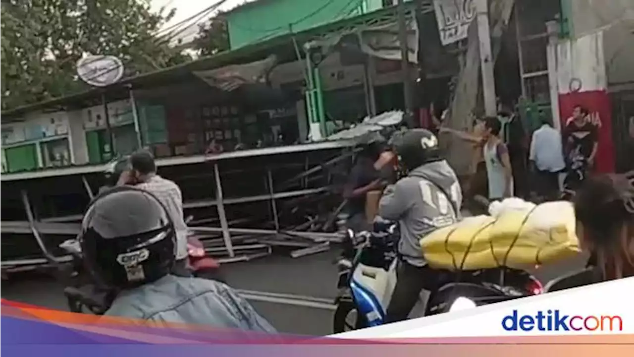 Atap Baja di Jaktim Terbang Diterpa Angin Kencang, 2 Warga Terluka