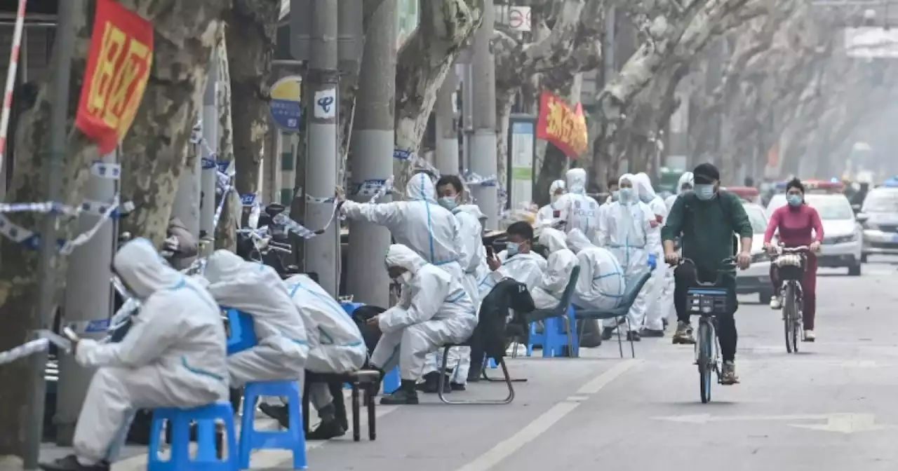 Shanghai warns against 'panic' as COVID-19 cases mount